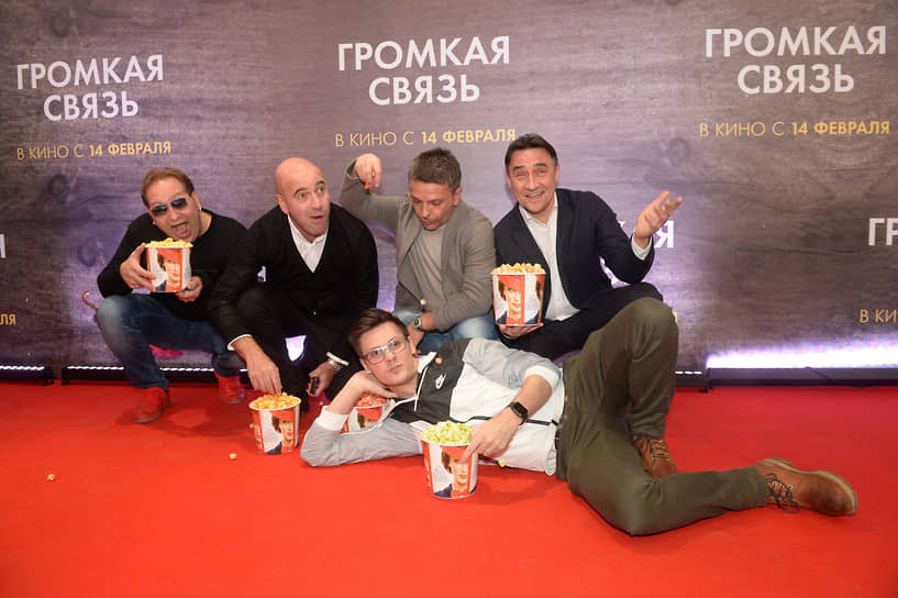 Участники комического театра "Квартет И" Александр Демидов (слева), Ростислав Хаит (второй слева), Камиль Ларин (справа) и Леонид Барац (второй справа)