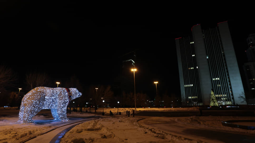 Фигура медведя перед зданием правительства Свердловской области