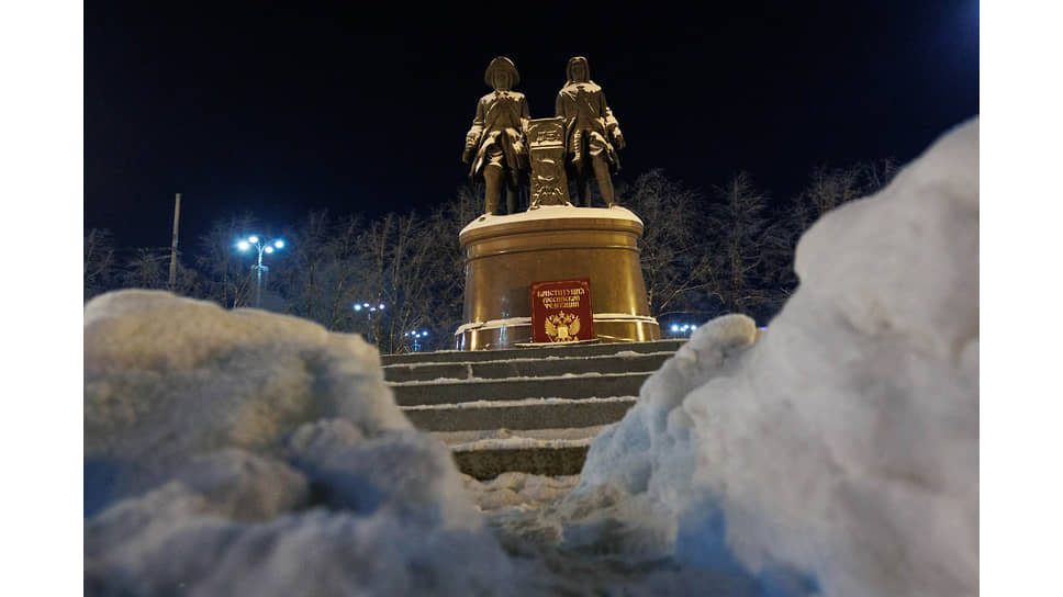 Макет книги Конституции Российской Федерации, приклеенный неизвестными скотчем к памятнику основателям Екатеринбурга Татищеву и Де Генину на площади Труда