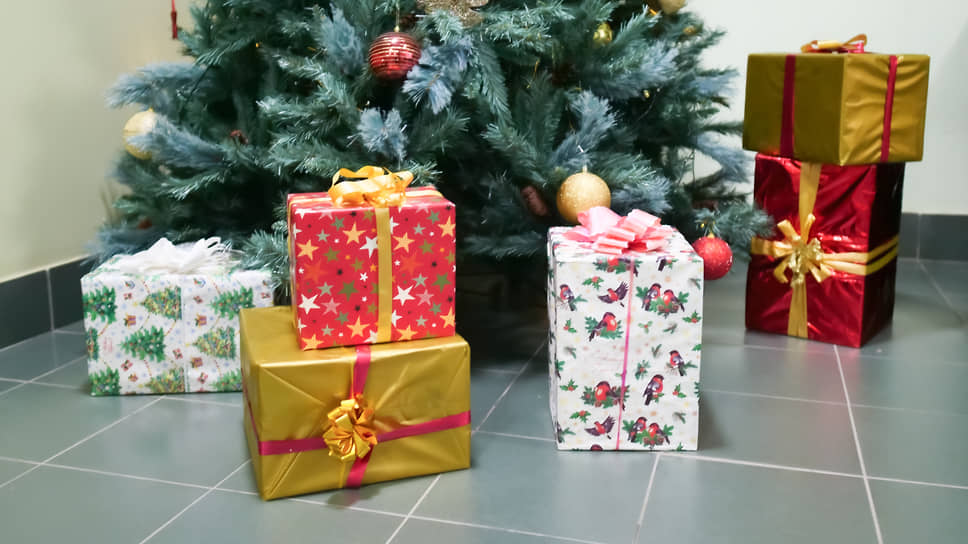 Подарки у новогодней елки в министерстве культуры Свердловской области