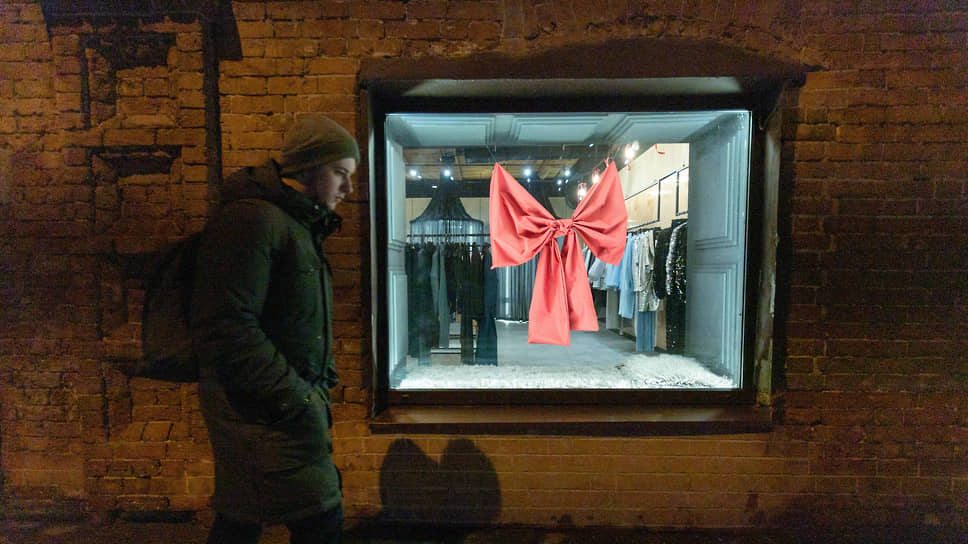Бант в витрине магазина одежды