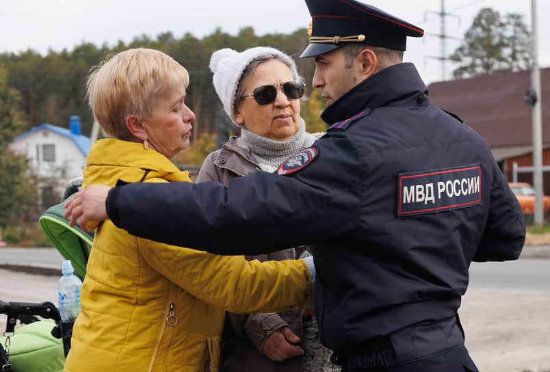 Акция протеста жителей микрорайона Уктус против передачи здания бывшего санатория для размещения исправительного центра