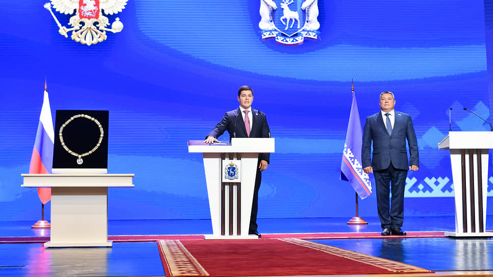 Дмитрий Артюхов (в центре) во второй раз вступил в должность губернатора Ямало-Ненецкого автономного округа (ЯНАО)