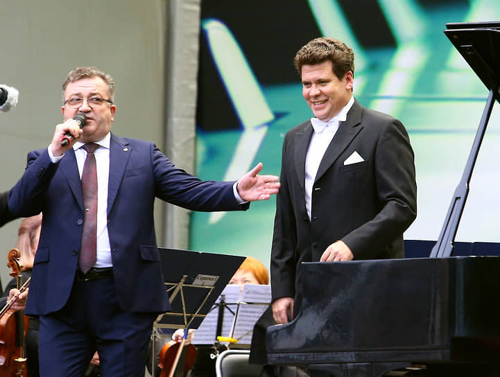 Пианист Денис Мацуев (справа)