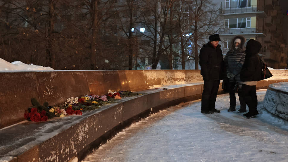 Акция памяти и возложения цветов у памятника основателям города Василию Татищеву и Вилиму де Геннину на площади Труда в годовщину убийства Бориса Немцова