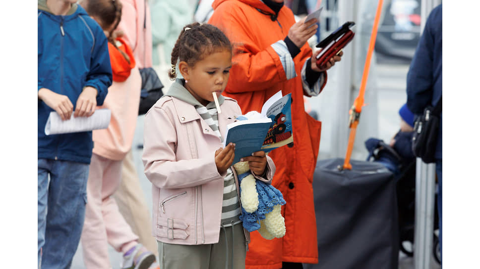 Книжный фестиваль &quot;Красная строка в Екатеринбурге&quot;. Жанровая фотография. Ребенок с книгой на фестивале