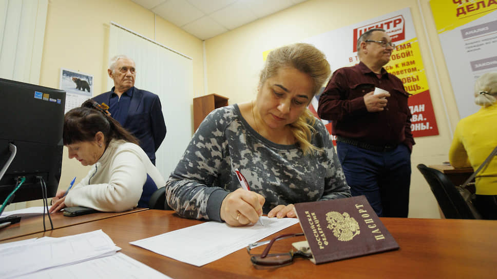 Начало сбора подписей в поддержку выдвижения Владимира Путина кандидатом в президенты Российской Федерации в Свердловском отделении партии &quot;Справедливая Россия&quot; в Екатеринбурге