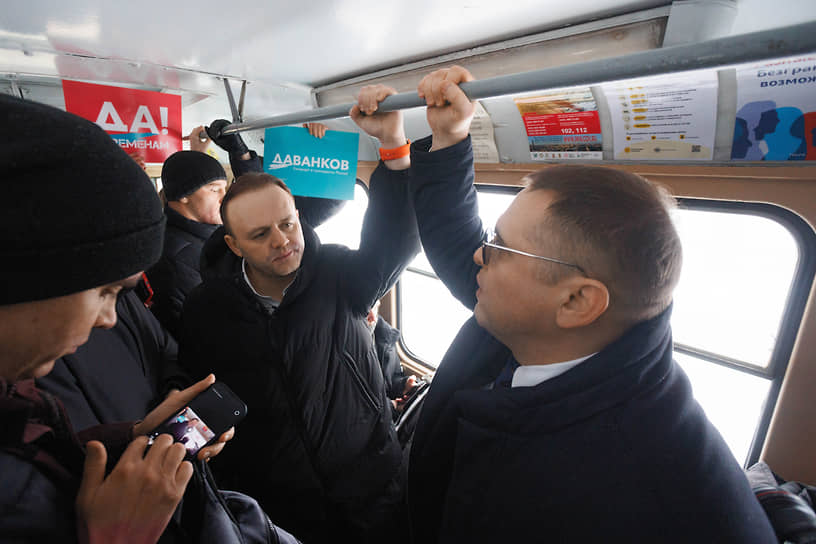 Владислав Даванков (в центре) и депутат Екатеринбургской городской думы Сергей Козлов (справа) во время поездки в трамвае