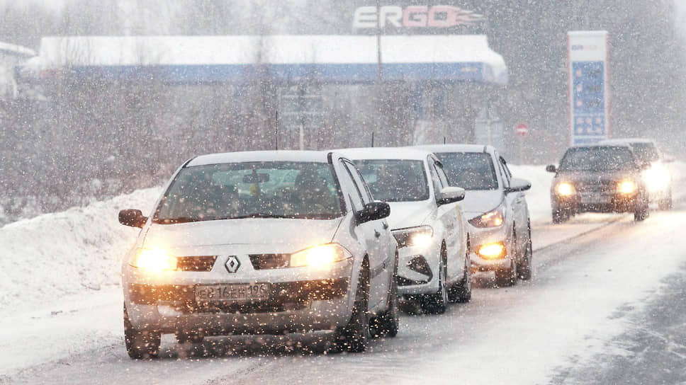 Дорожное движение на шоссе во время снегопада