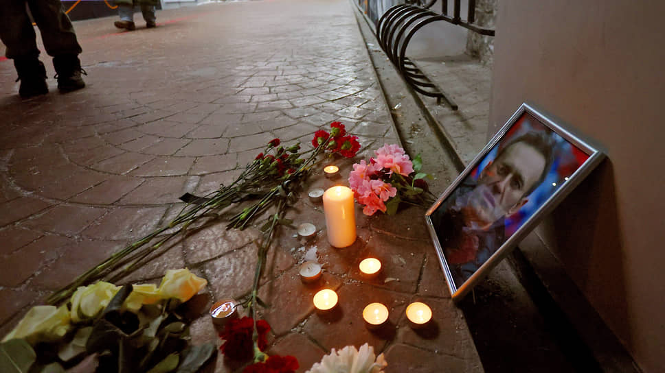 Стихийный мемориал в подземном пешеходном переходе на Плотинке в связи со смертью Алексея Навального