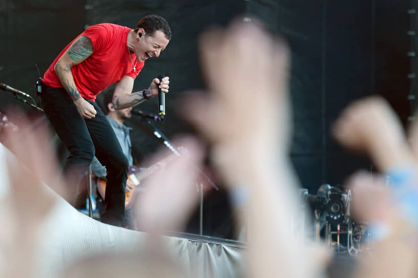 Солист группы Linkin Park Честер Беннингтон во время концерта группы