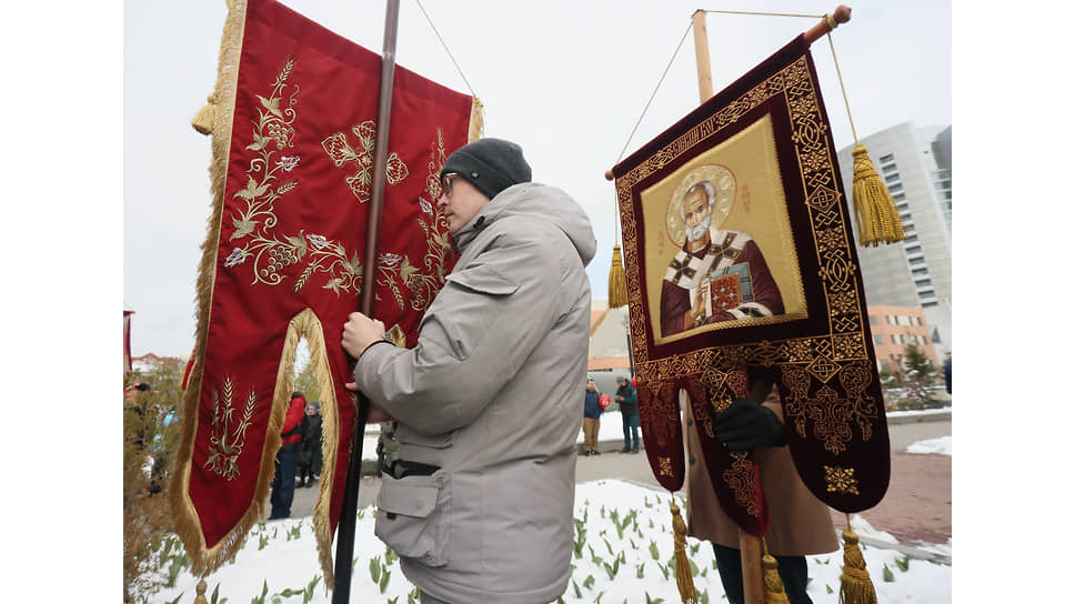 Праздничный пасхальный Крестный ход от Свято-Троицкого собора до храма-памятника на Крови Во имя Всех Святых в Земле Российской Просиявших (Храм-на-Крови)