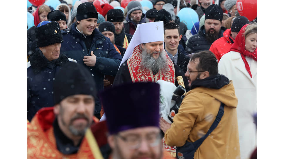 Праздничный пасхальный Крестный ход от Свято-Троицкого собора до храма-памятника на Крови Во имя Всех Святых в Земле Российской Просиявших (Храм-на-Крови)