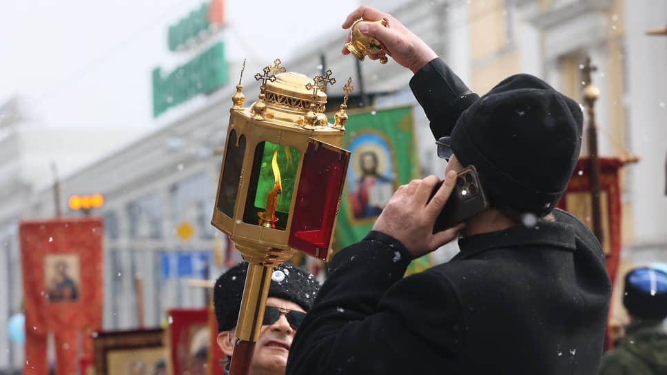 Праздничный пасхальный Крестный ход от Свято-Троицкого собора до храма-памятника на Крови Во имя Всех Святых в Земле Российской Просиявших (Храм-на-Крови)