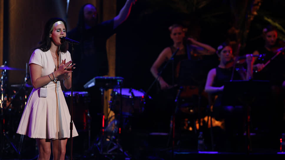Американская певица Lana Del Rey во время концерта