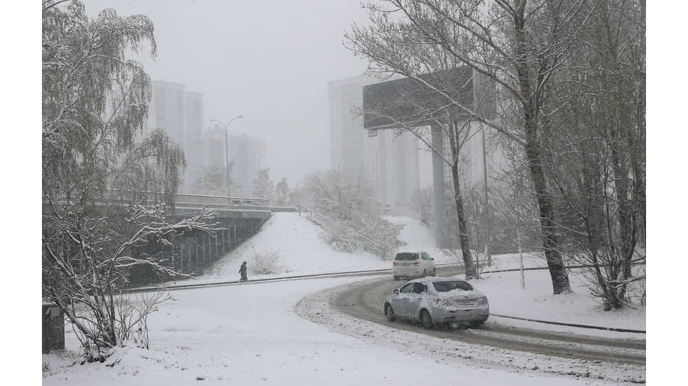 Снегопад в Екатеринбурге. Ситуация в микрорайоне Ботанический