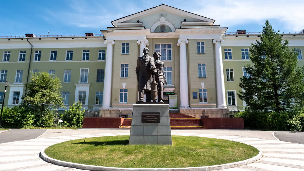 Новоуральский технологический институт НИЯУ МИФИ. Памятник создателям центрифуги