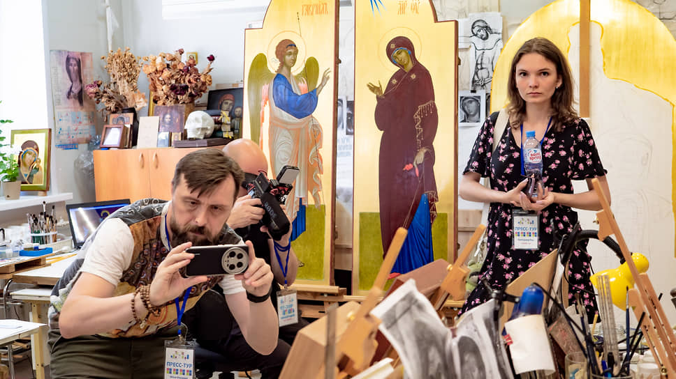Детская художественная школа. Журналисты в иконописной мастерской