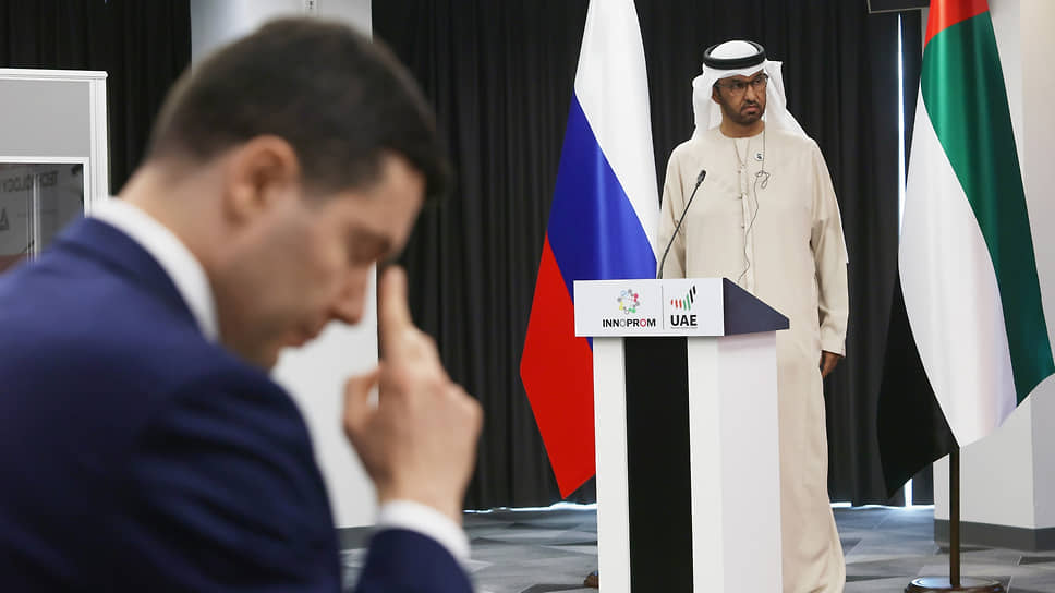 Министр промышленности и передовых технологий Объединенных Арабских Эмиратов (ОАЭ) Султан бин Ахмед Аль-Джабер (справа) во время выступления на полях бизнес-форума &quot;Промышленный диалог: Россия — Объединенные Арабские Эмираты&quot;