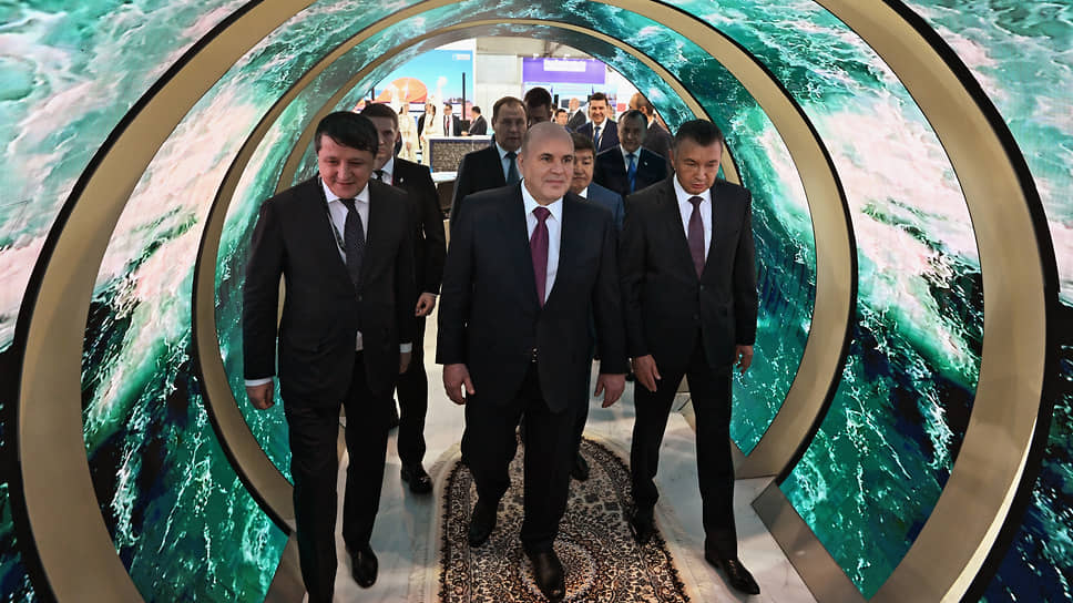 Председатель правительства России Михаил Мишустин (в центре) и премьер-министр Таджикистана Кохир Расулзода (справа) во время осмотра выставки