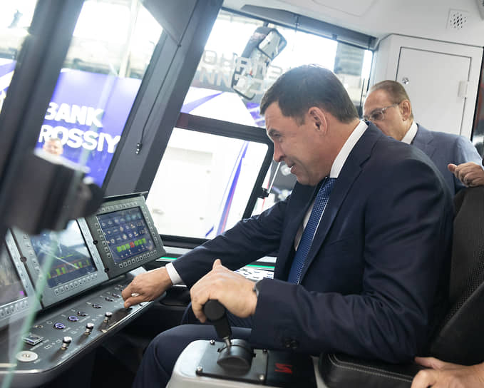 Губернатору Евгению Куйвашеву представили новый трамвай
