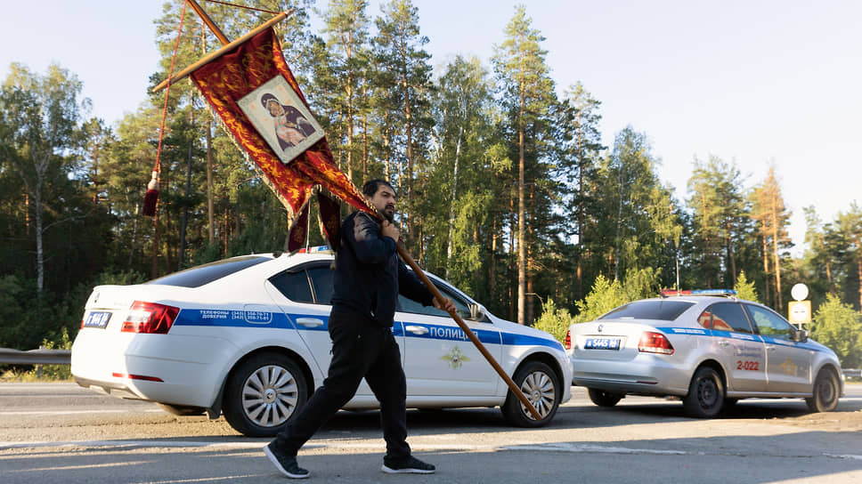 Крестный ход в память Святых царственных страстотерпцев от Храма-на-Крови до монастыря святых Царственных страстотерпцев на Ганиной Яме в рамках 20-го ежегодного фестиваля православной культуры &quot;Царские дни&quot;