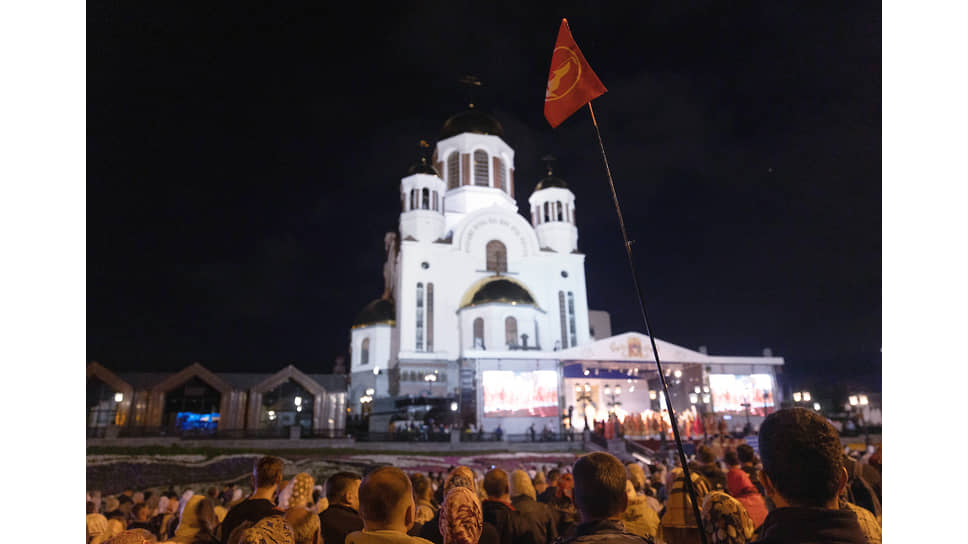 Участники перед началом крестного хода у храма-памятника на Крови во имя Всех святых, в земле Российской просиявших