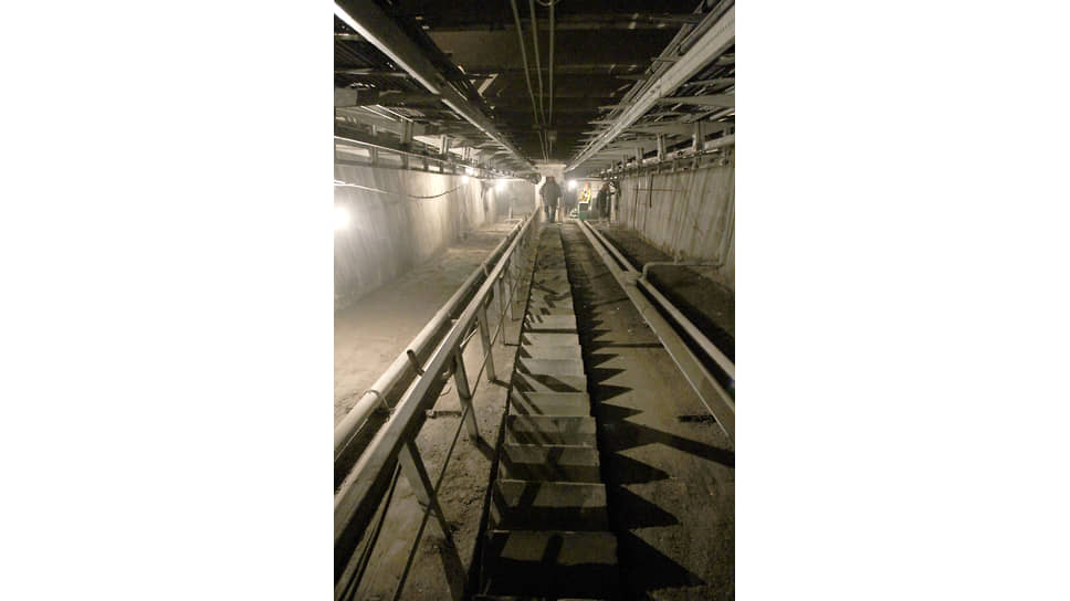 Спуск на станцию метро &quot;Чкаловская&quot; во время строительства. Станция глубокого заложения, односводчатая.