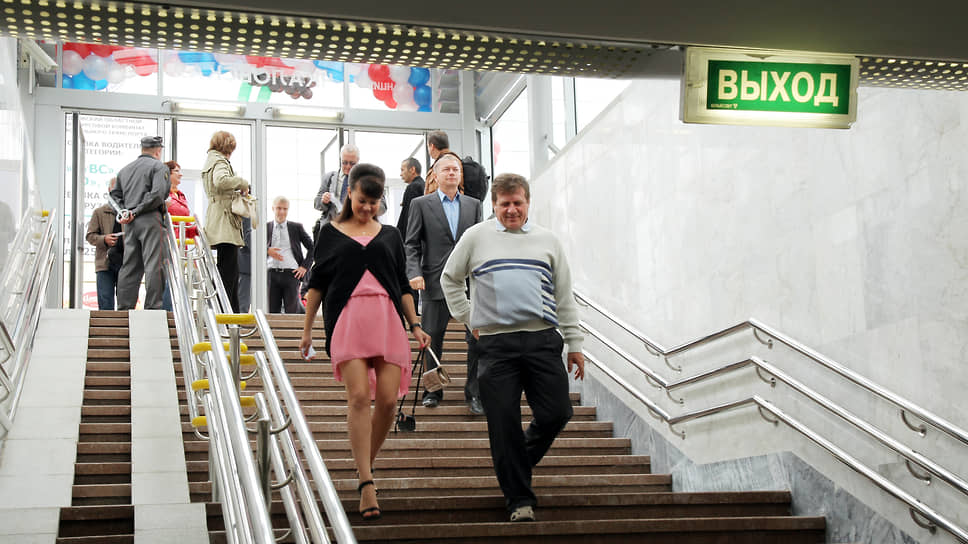 Пассажиры спускаются на станцию &quot;Чкаловская&quot; в день ее открытия