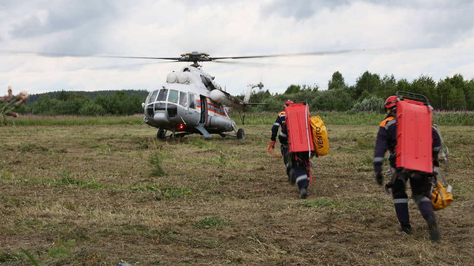 Сотрудники МЧС России во время посадки в вертолет во время учений