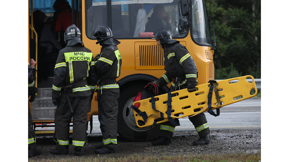 Сотрудники МЧС России во время тренировки эвакуации пассажиров из автобуса городского транспорта