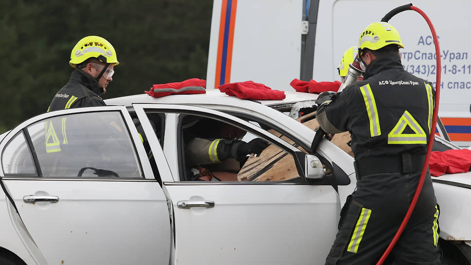  Сотрудники МЧС России во время тренировки эвакуации пассажиров автомобиля