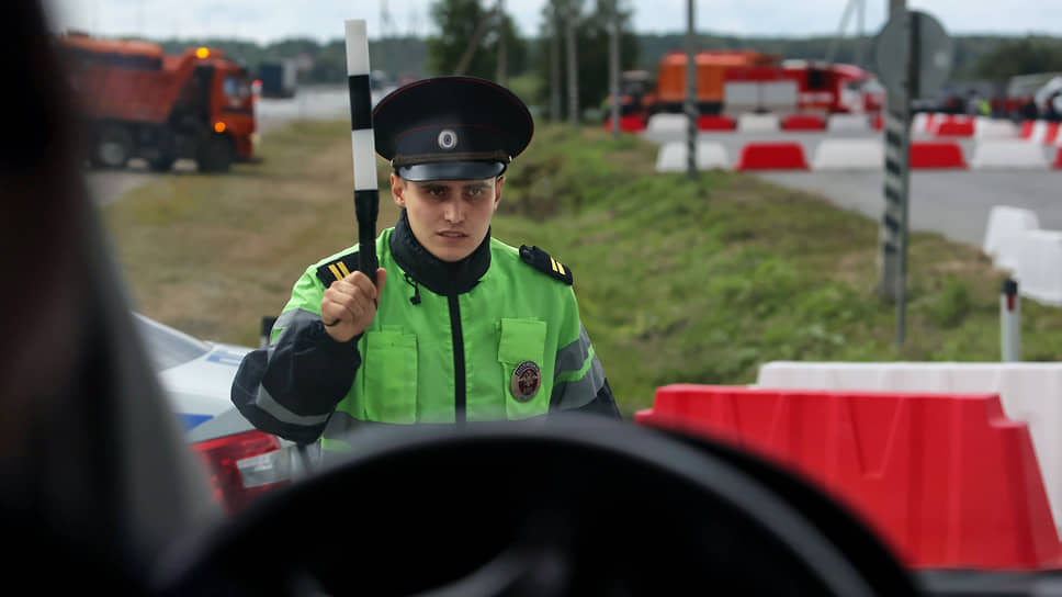 Сотрудник ГИБДД во время дежурства