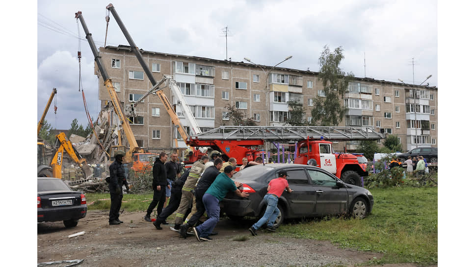 Горожане толкают машину, чтобы дать проехать спецтехнике