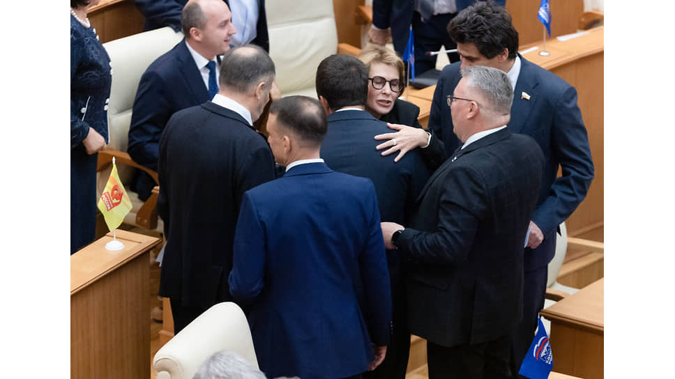  Елена Чечунова (в центре) перед началом тридцать седьмого заседания Законодательного собрания Свердловской области 