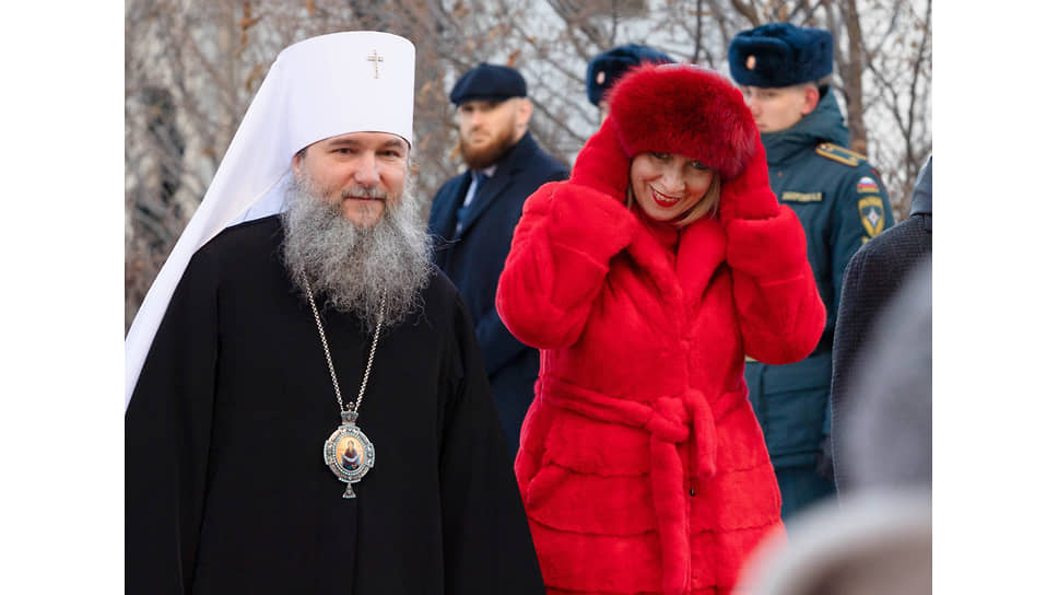 Митрополит Екатеринбургский и Верхотурский Евгений (слева) и директор Департамента информации и печати МИД России Мария Захарова (справа) перед началом церемонии открытия памятного бюста императору Александру I в Екатеринбурге