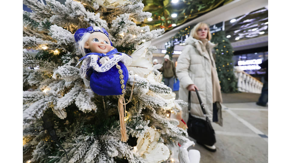 Посетитель на новогодней ярмарке в торговом центре