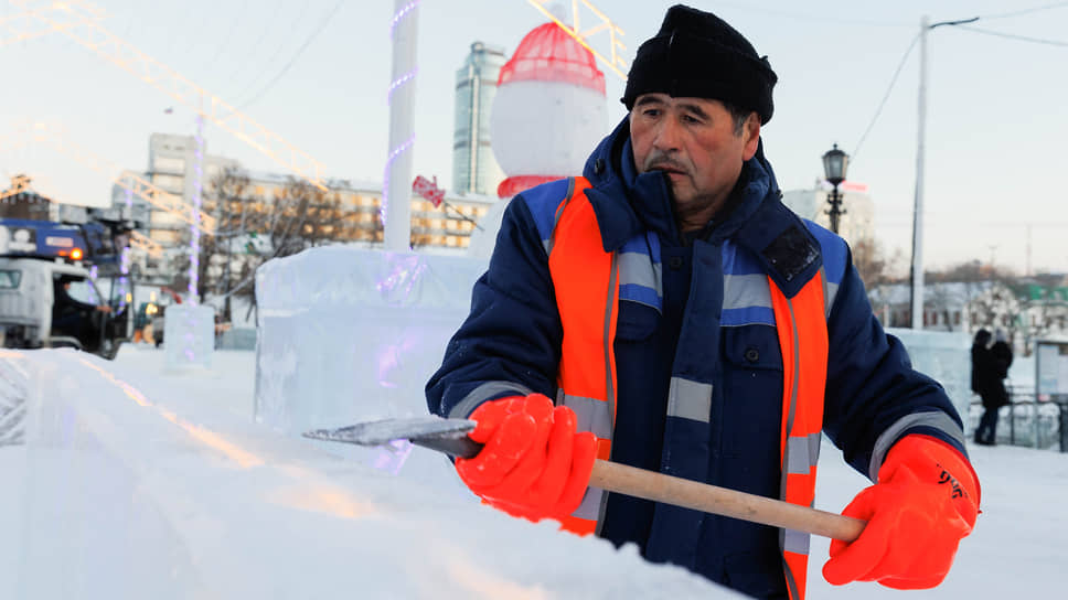 Завершение строительства ледового городка в Историческом сквере