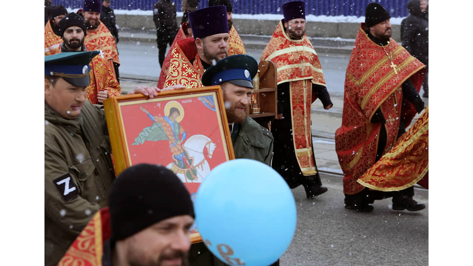 Праздничный пасхальный Крестный ход от Свято-Троицкого собора до храма-памятника на Крови Во имя Всех Святых в Земле Российской Просиявших (Храм-на-Крови)