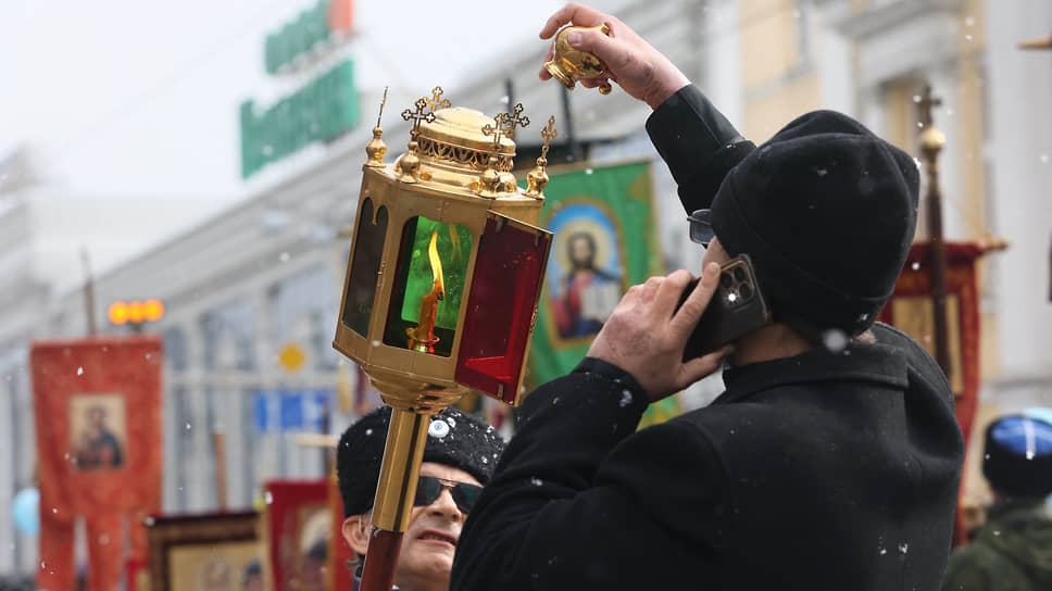 Священнослужители во время праздничного пасхального Крестного хода