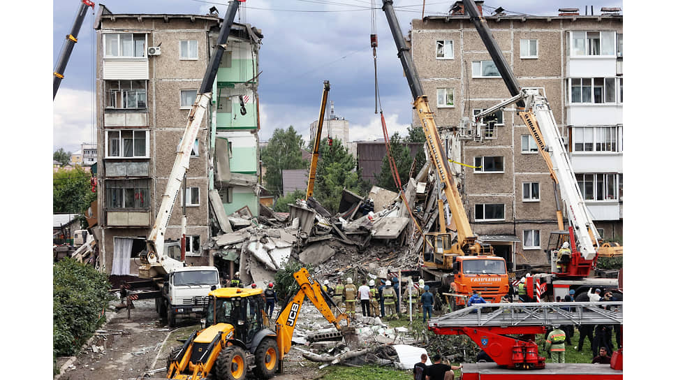 Обрушение подъезда жилого дома в результате взрыва газового баллона на улице Сибирской в Нижнем Тагиле. Разбор завалов сотрудниками МЧС России на месте происшествия