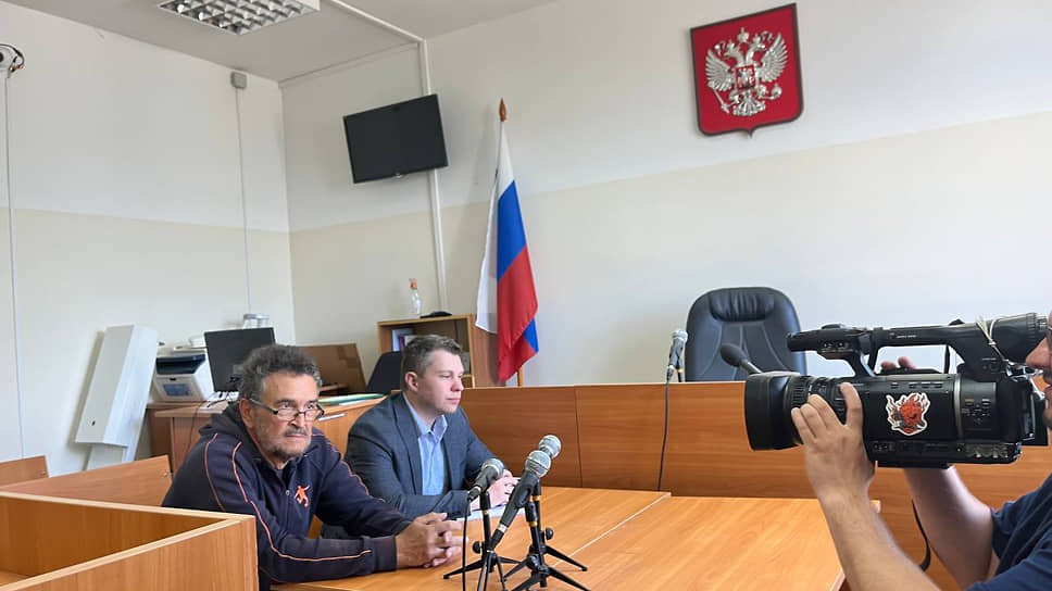 Рассмотрение дела Александра Неустроева (слева)