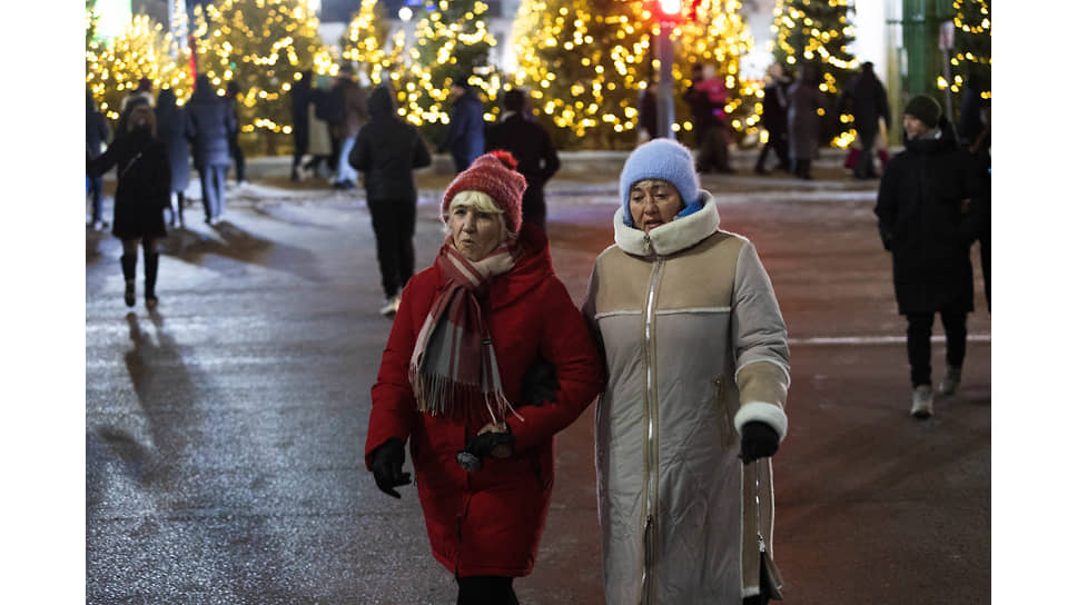Празднование Нового года в Екатеринбурге. Пешеходы на улице города