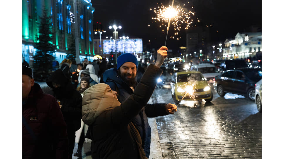 Жители города на площади 1905 года