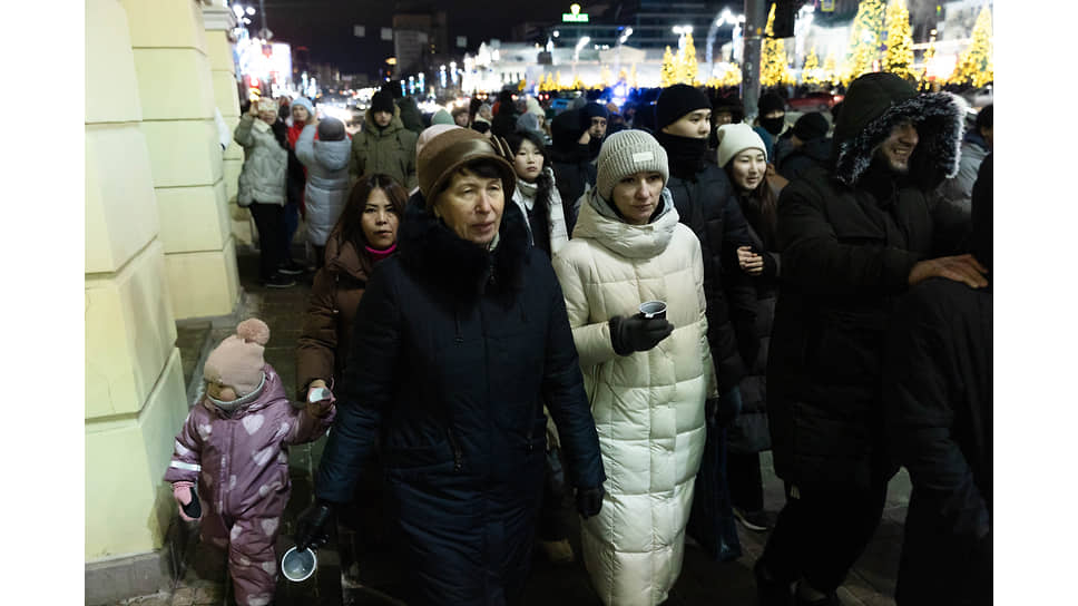 Празднование Нового года в Екатеринбурге. Жители города на проспекте Ленина