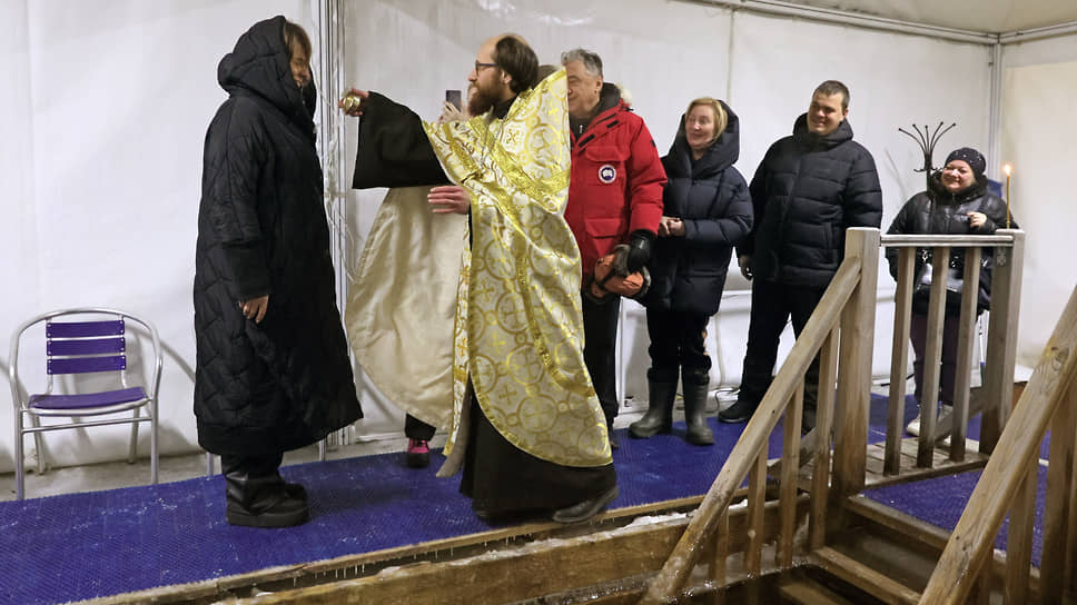 Праздник Богоявления (Крещения) Господня. Чин Великого водоосвящения в иордани на пруду у отеля Ramada