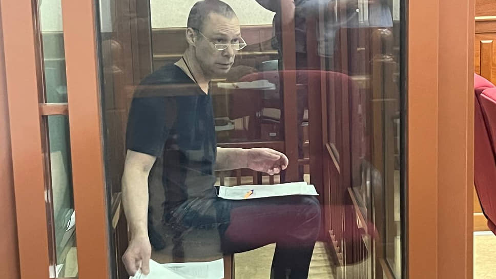 Подсудимый Сергей Хитрик обвиняется в занятии высшего положения в преступной иерархии, вымогательствах и разбое
