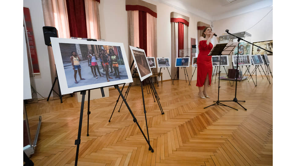 Церемония открытия выставки современных кубинских художников в честь 60-летия Российского общества дружбы с Кубой в МВЦ «Дом Поклевских-Козелл» 