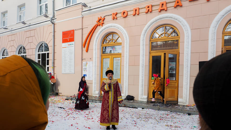 Коляда-театр, режиссер и основатель театра Николай Коляда (в центре)