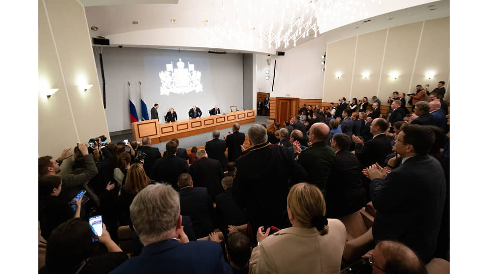  Члены правительства, депутаты, руководители федеральных, региональных и муниципальных органов власти провожают бывшего губернатора Свердловской области Евгения Куйвашева аплодисментами 
